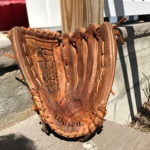 WILSON A2000 SOFTBALL BASEBALL GLOVE. JAPAN MFG. R-throw.